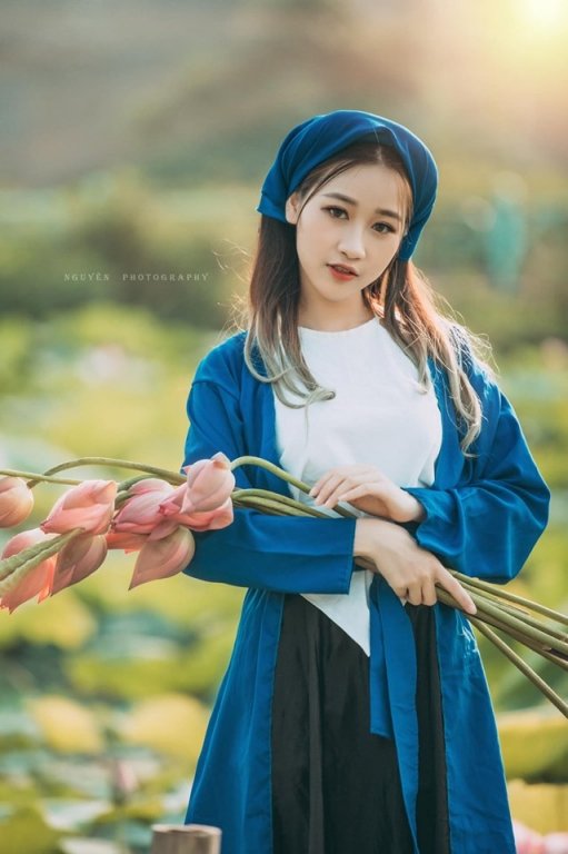 khong-can-phai-khoe-than-hot-girl-nay-van-dep-rang-ngoi-ben-sen-dau-mua