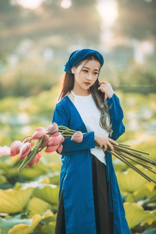 khong-can-phai-khoe-than-hot-girl-nay-van-dep-rang-ngoi-ben-sen-dau-mua