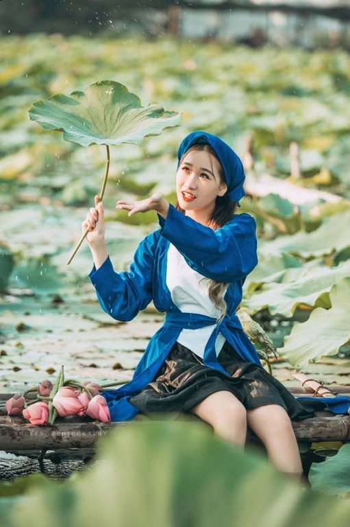 khong-can-phai-khoe-than-hot-girl-nay-van-dep-rang-ngoi-ben-sen-dau-mua