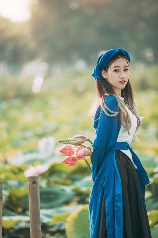 khong-can-phai-khoe-than-hot-girl-nay-van-dep-rang-ngoi-ben-sen-dau-mua