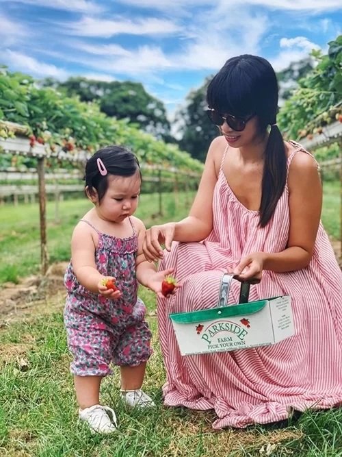 Siêu mẫu Hà Anh cùng con gái tận hưởng kỳ nghỉ dưỡng tại quê hương của chồng. Cô bé Myla được khen ngày càng bụ bẫm, đáng yêu.