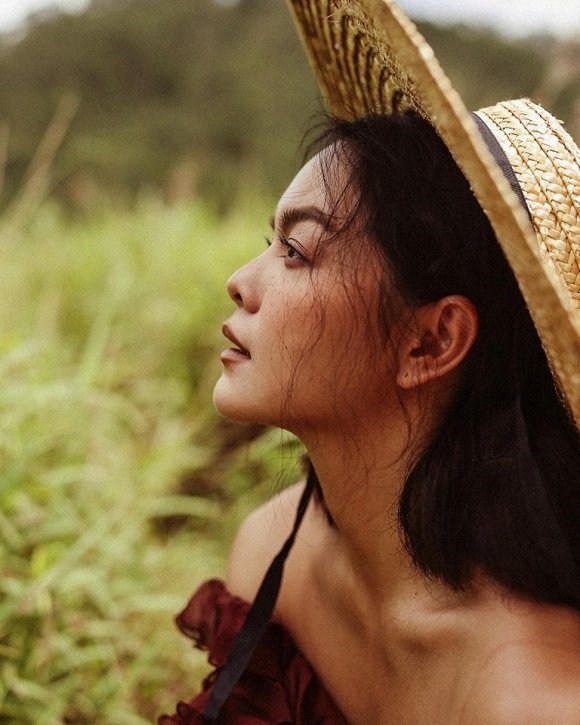 Phạm Quỳnh Anh đẹp huyền ảo trong loạt ảnh mới. Cô được khen ngày càng lên đời nhan sắc kể từ sau khi ly hôn. 