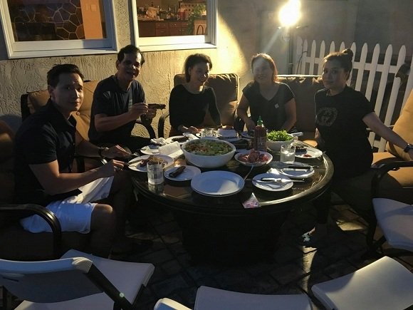 Mẹ Hồ Ngọc Hà chia sẻ ảnh bữa ăn cùng con gái và Kim Lý.
