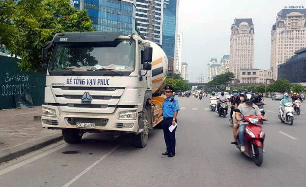 Chiếc xe bồn trộn bê tông vi phạm vị lực lượng thanh tra giao thông phát hiện.