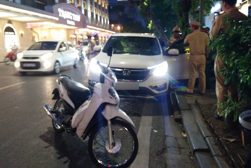 Hiện trường người đàn ông ngủ trong ô tô trên phố Hàng Bài, Hà Nội.