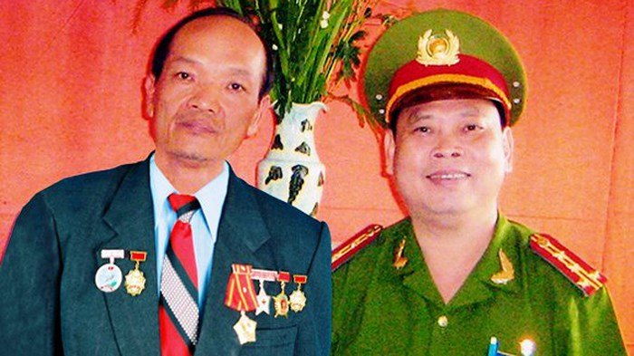 Họa sĩ Võ Tấn Thành và Đại tá Phạm Ngọc Hiền - Phó Viện trưởng Viện Khoa học Hình sự, Bộ Công an