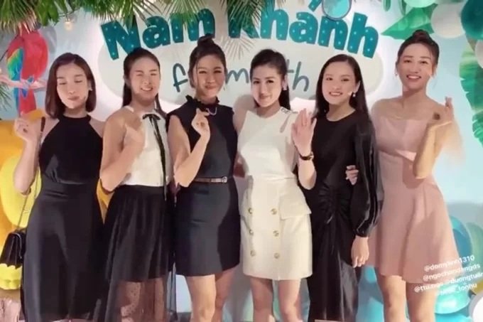 Á hậu Thanh Tú cùng chồng đại gia tổ chức tiệc đầy tháng cho con trai. Buổi tiệc sinh nhật còn có sự tham gia của chị gái Thanh Tú - Á hậu Trà My, Hoa hậu Ngọc Hân, Hoa hậu Đỗ Mỹ Linh, Á hậu Tú Anh...