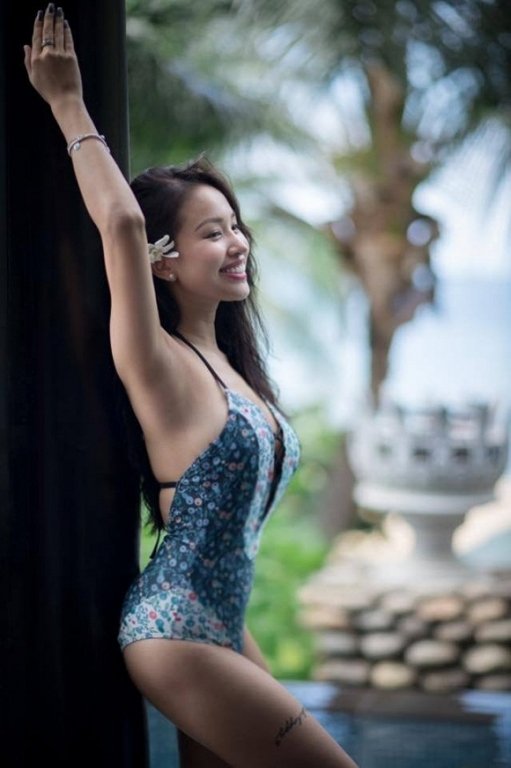 Vân Hugo khoe ảnh gợi cảm bên hồ bơi. 