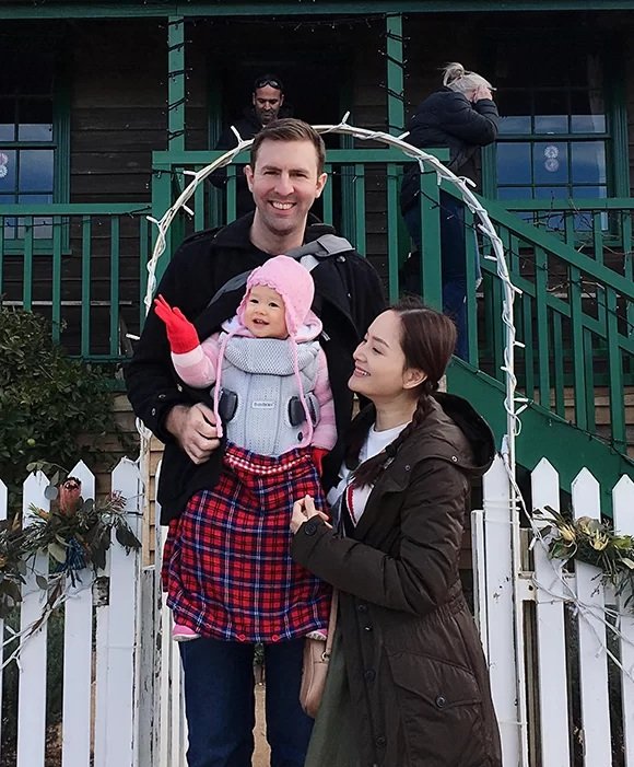 Lan Phương cùng chồng Tây đưa con gái nhỏ đi du lịch Australia. Được biết, bố mẹ chồng nữ diễn viên vừa từ Anh chuyển về xứ sở kangaroo sinh sống nên Lan Phương quyết định đưa con gái đến đây để đoàn tụ cùng ông bà trong 2 tuần.