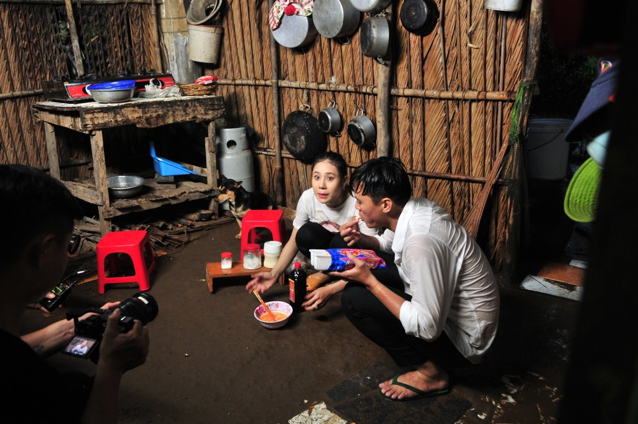 Nữ diễn viên xung phong nấu bữa tối cho mọi người.