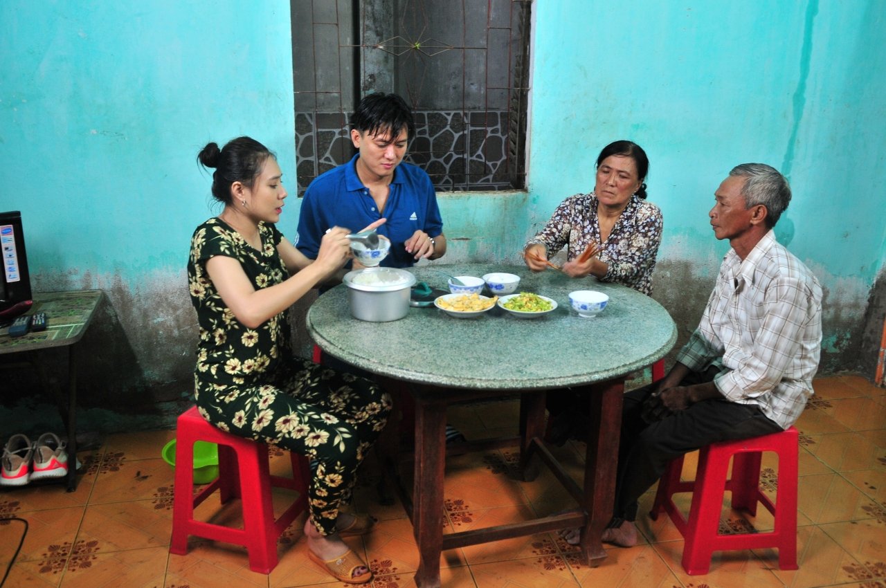 Hai nghệ sĩ và vợ chồng cô Út quây quần bên mâm cơm.