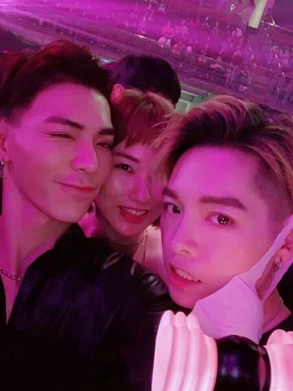Đức Phúc và Erik sang Thái Lan xem show của Black Pink khiến fan ghen tỵ. 
