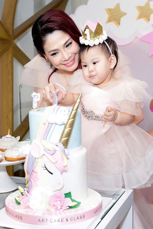 Thanh Thảo làm tiệc thôi nôi cho con gái tròn 1 tuổi tại Việt Nam. Chồng cô bận công việc nên không thể bay từ Mỹ về nước để dự tiệc sinh nhật con gái.