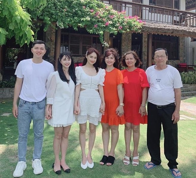 Nhã Phương dành thời gian cùng bố mẹ và 2 chị em gái đi nghỉ dưỡng tại Phan Thiết.