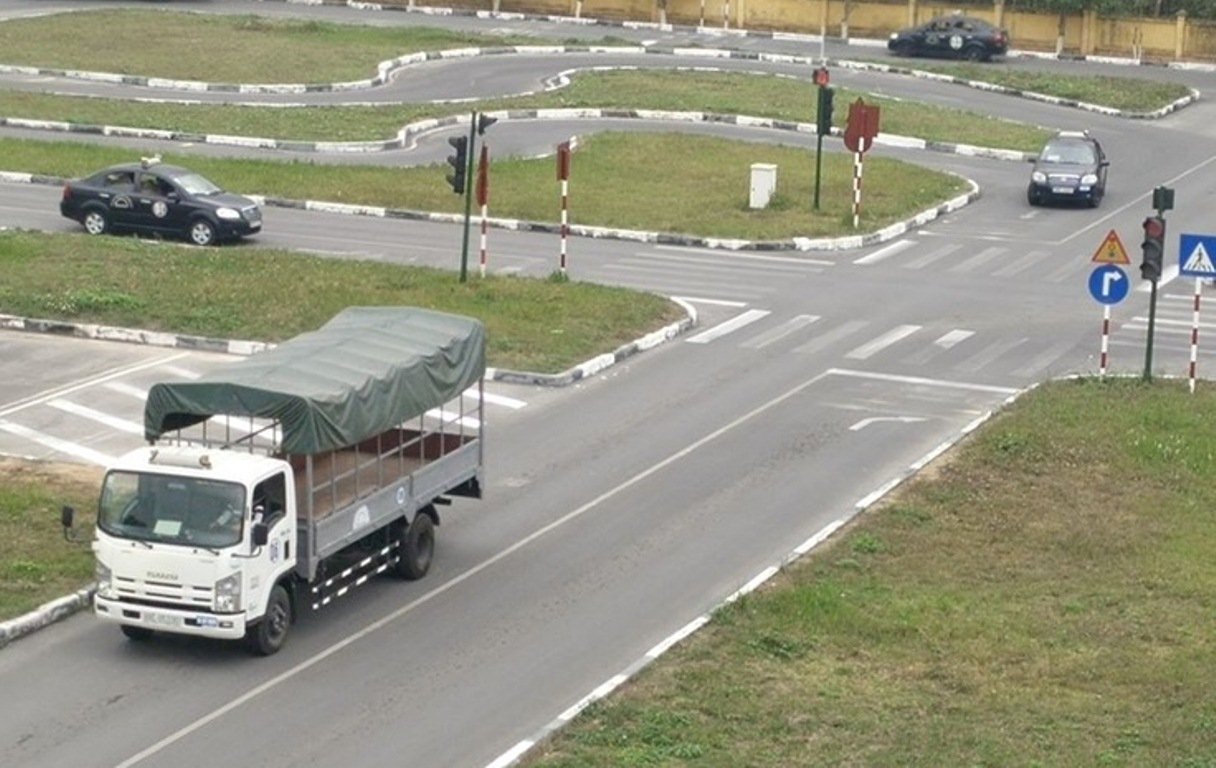 tin-tuc-tai-nan-giao-thong-ngay-137-o-to-lao-xuong-ho-nuoc-lam-5-nguoi-thuong-vong