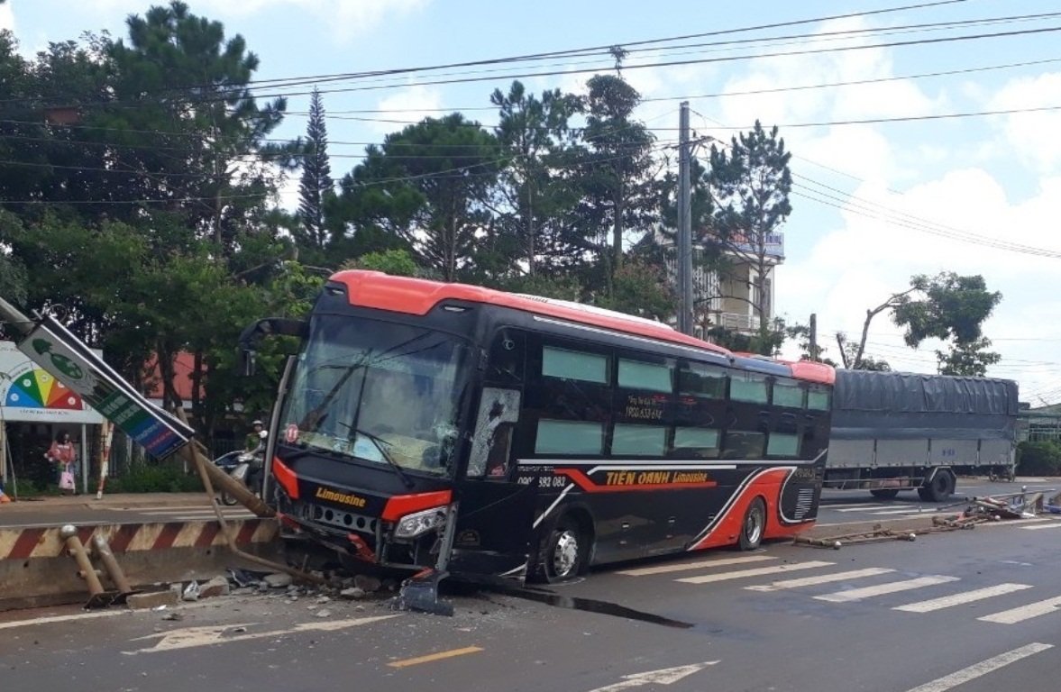 tin-tuc-tai-nan-giao-thong-ngay-137-o-to-lao-xuong-ho-nuoc-lam-5-nguoi-thuong-vong