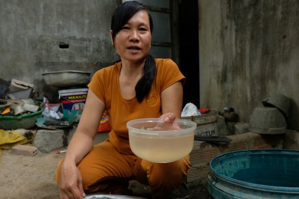 chung-toi-da-khuyen-cao-ba-con-la-nuoc-may-chi-de-tuoi-cay