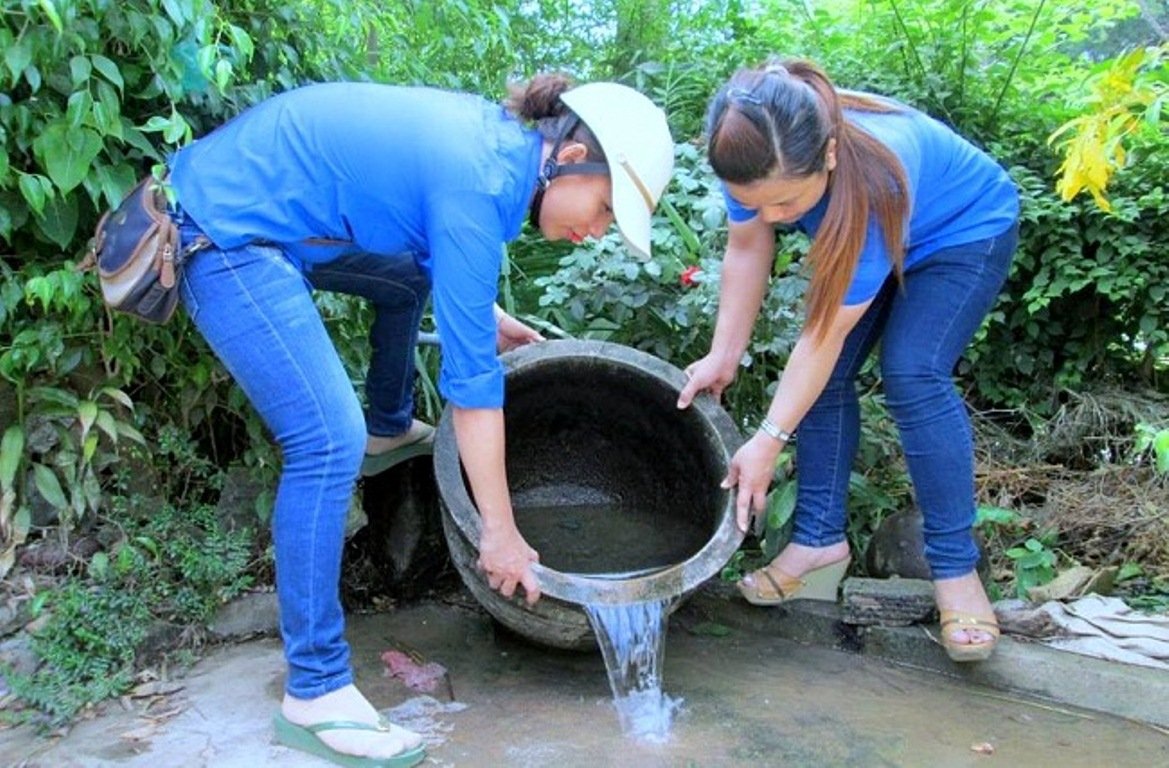 Lu chứa nước có thể phát sinh bọ gậy làm lây dịch sốt xuất huyết. (Ảnh: IT).