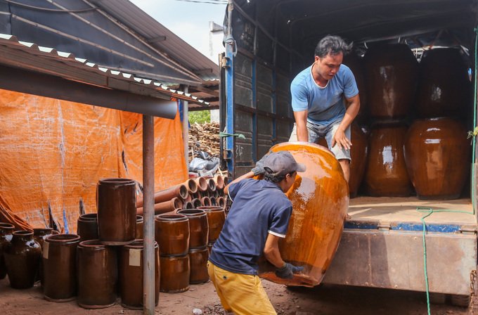 lang-nghe-lam-lu-dat-hon-tram-tuoi-o-binh-duong