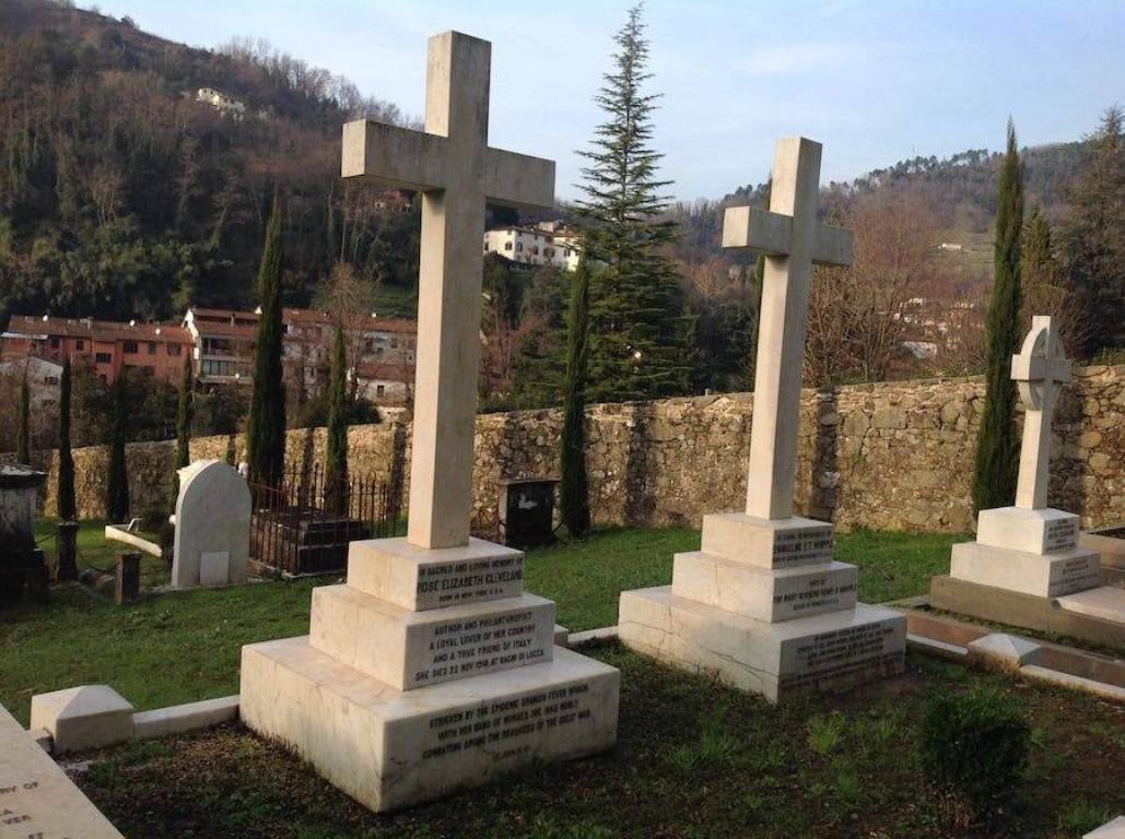 Mộ của Rose Cleveland và người tình đồng giới Evangeline Simpson Whipple nằm bên nhau ở Italy. (Ảnh: Queer Places).