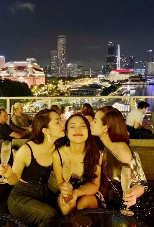 Vân Hugo đăng ảnh bên hai cô bạn thân Lã Thanh Huyền và Quỳnh Nga. 