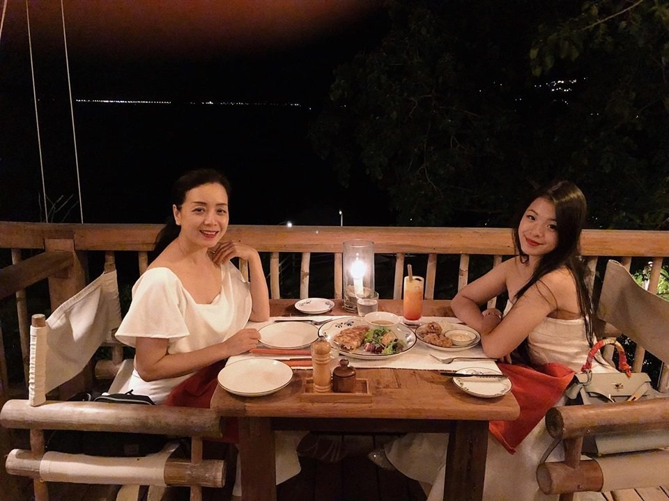 Nghệ sĩ Chiều Xuân cùng con gái út Hồng Khanh vừa có chuyến nghỉ dưỡng tại Nha Trang, Đà Lạt hết sức thơ mộng và sang chảnh. Nhiều người không khỏi bất ngờ khi Hồng Khanh ngày càng ra dáng thiếu nữ và xinh đẹp như mẹ. 