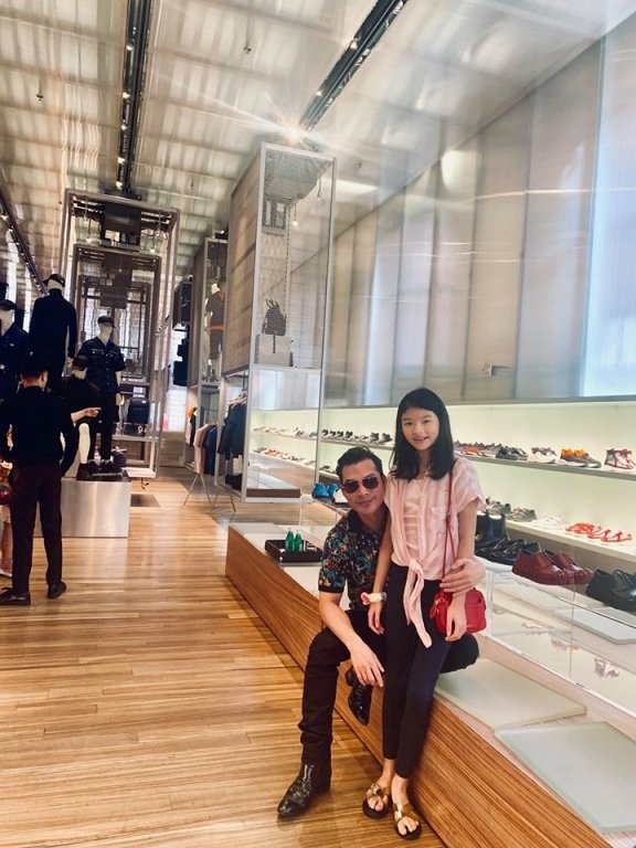 Trần Bảo Sơn cùng con gái Bảo Tiên du lịch New York, Mỹ. Cô bé ngày càng cao và được khen xinh đẹp. Tại xứ sở cờ hoa, nam diễn viên dẫn con gái đi mua sắm, ăn uống... 