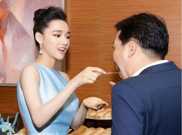 Khoảnh khắc tình tứ Nhã Phương đút bánh cho Trường Giang được dân mạng truyền tay nhau. Tuy nhiên, biểu cảm trên gương mặt của nam danh hài mới là điều gây chú ý. 