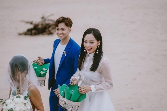 Ngô Kiến Huy và Miu Lê đi làm phù rể phù dâu trong đám cưới người bạn thân thiết. Cả hai được khen còn đẹp hơn nhân vật chính.
