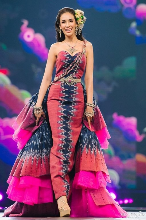 tan-hoa-hau-hoa-binh-thai-lan-2019-dang-quang-trong-su-chi-trich-cua-khan-gia-quoc-te