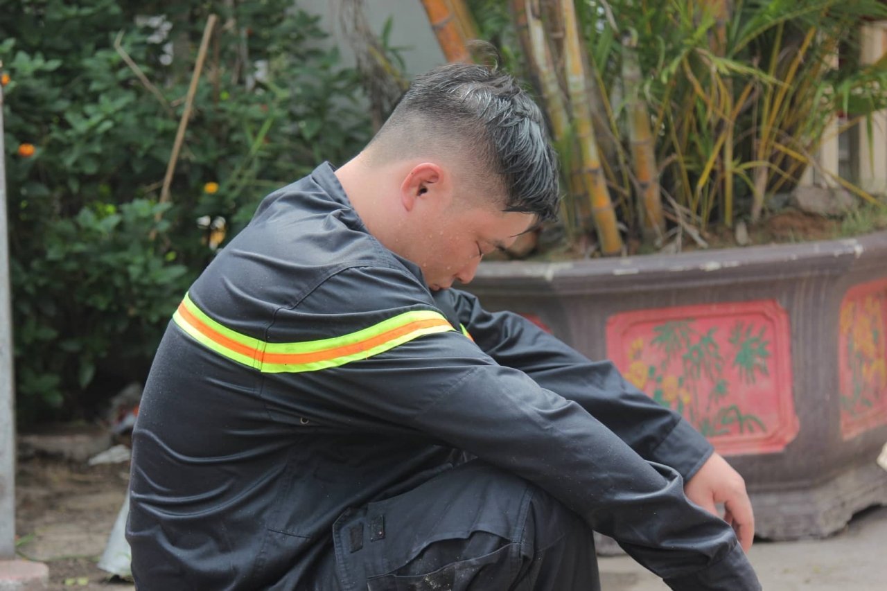 chay-quan-ga-khong-loi-thoat-nhan-vien-phai-nhay-tu-tang-2-xuong-de-thoat-than