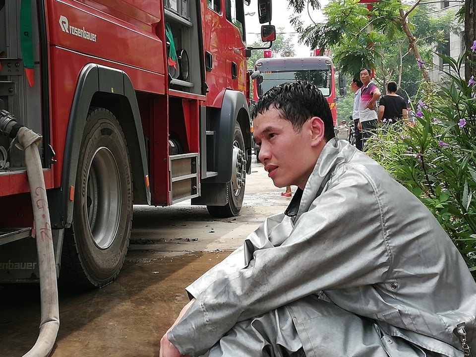 chay-quan-ga-khong-loi-thoat-nhan-vien-phai-nhay-tu-tang-2-xuong-de-thoat-than