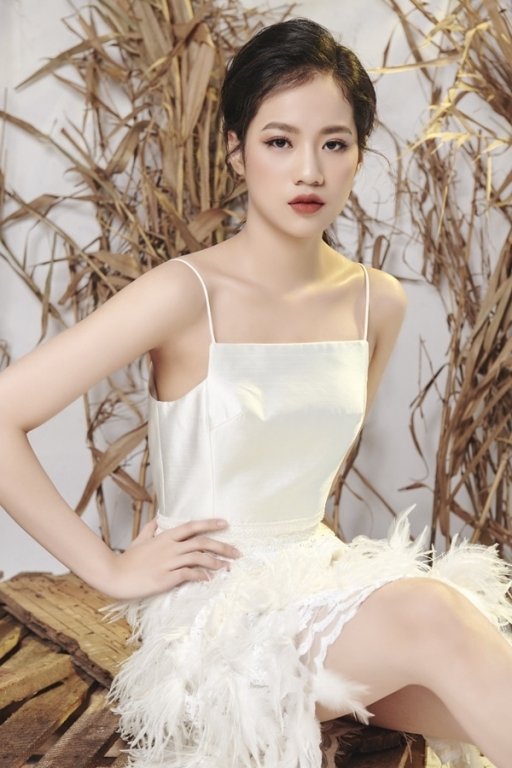 Cô gái cụt tay 14 tuổi làm mẫu cho Hà Duy