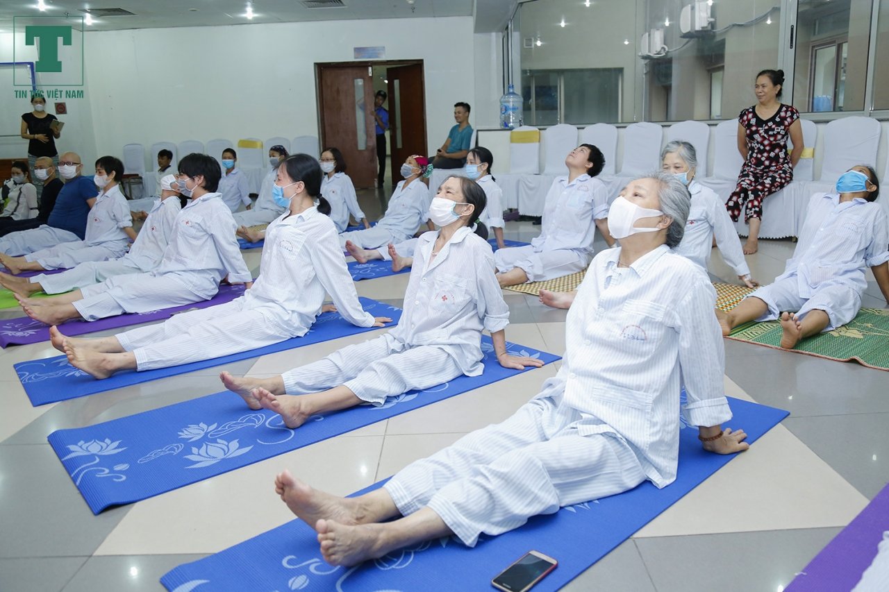lop-hoc-yoga-mien-phi-doc-dao-danh-cho-benh-nhan-ung-thu