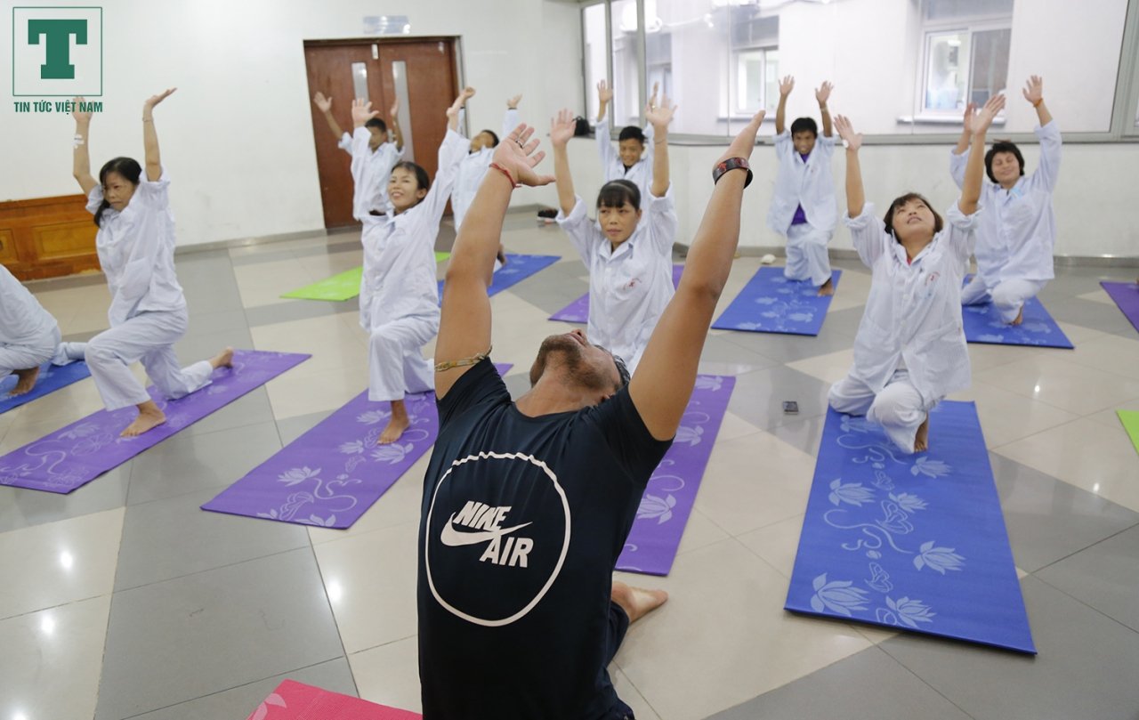 lop-hoc-yoga-mien-phi-doc-dao-danh-cho-benh-nhan-ung-thu