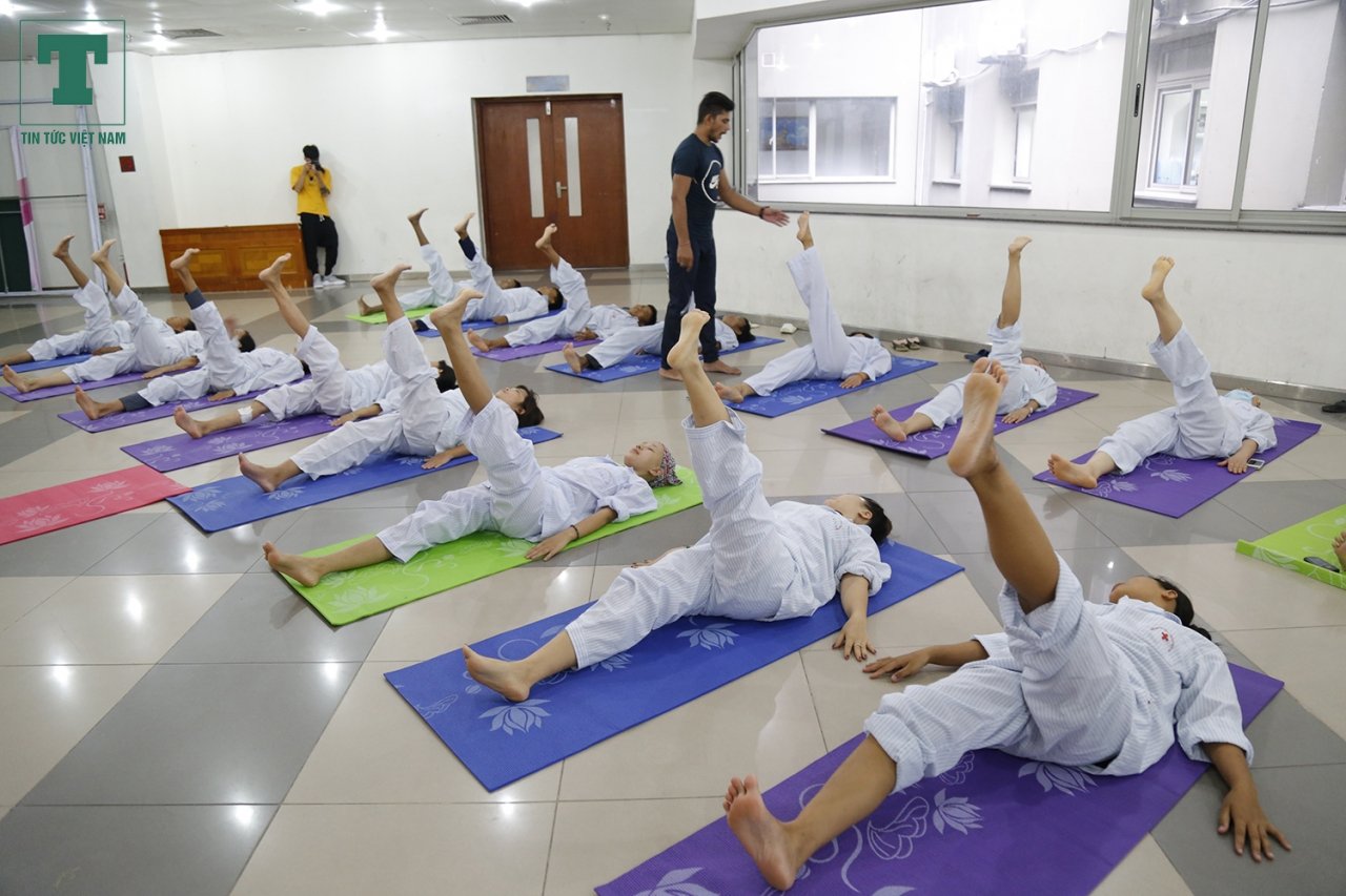 lop-hoc-yoga-mien-phi-doc-dao-danh-cho-benh-nhan-ung-thu