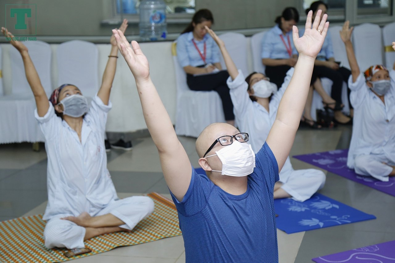 lop-hoc-yoga-mien-phi-doc-dao-danh-cho-benh-nhan-ung-thu
