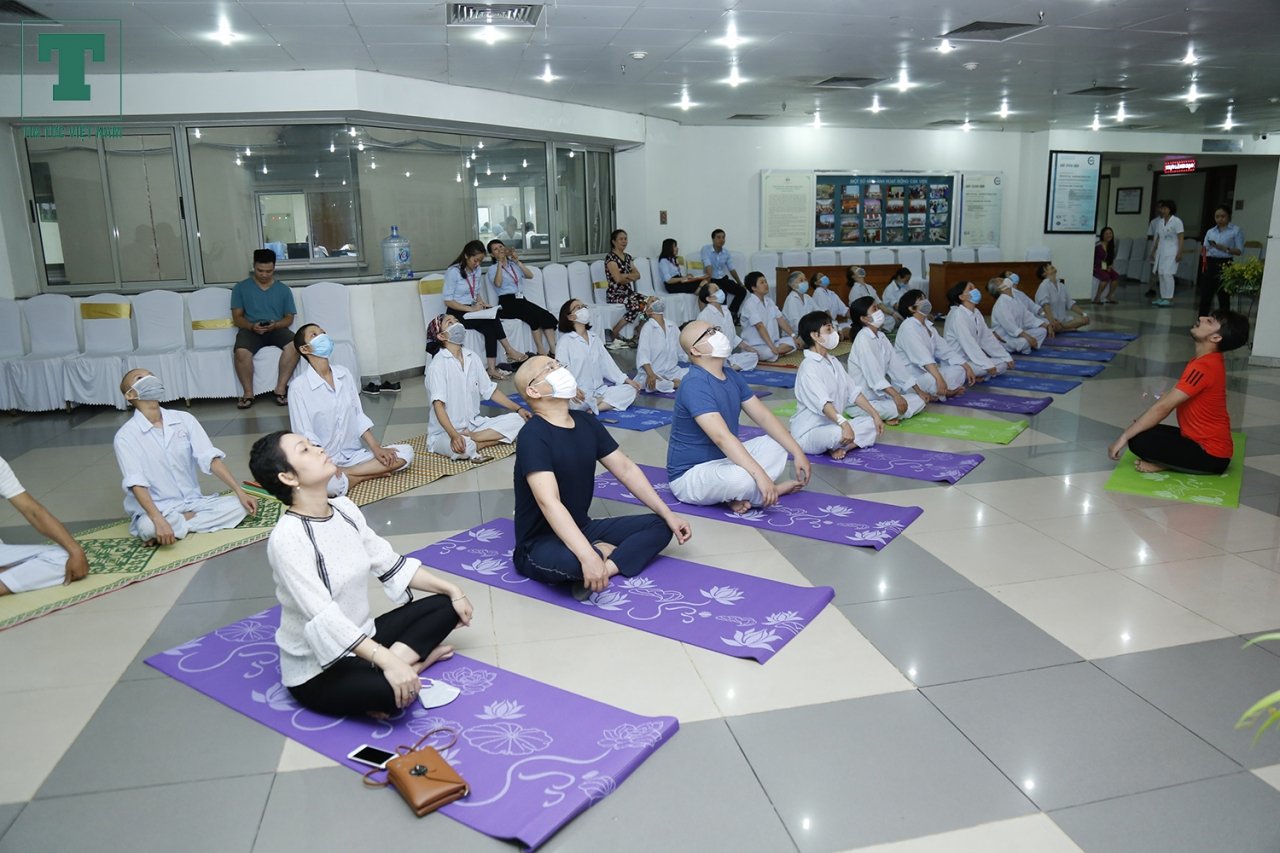 lop-hoc-yoga-mien-phi-doc-dao-danh-cho-benh-nhan-ung-thu