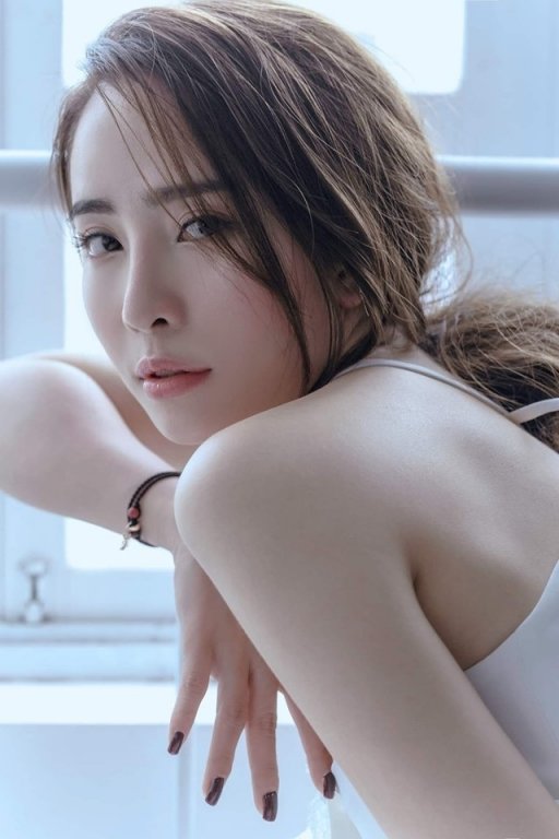 Quỳnh Nga sinh năm 1988, là diễn viên, ca sĩ có tiếng của làng giải trí Việt. Cô ghi dấu ấn với khán giả quavai diễn