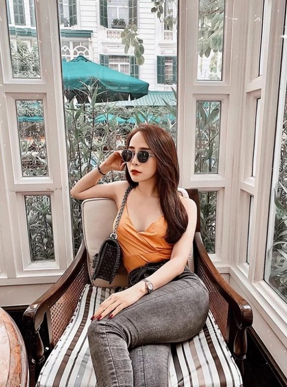 Dù đã ngoài 30 tuổi nhưng Quỳnh Nga vẫn sở hữu nhan sắc trẻ trung cùng sắc vóc thon thả, quyến rũ như gái đôi mươi.