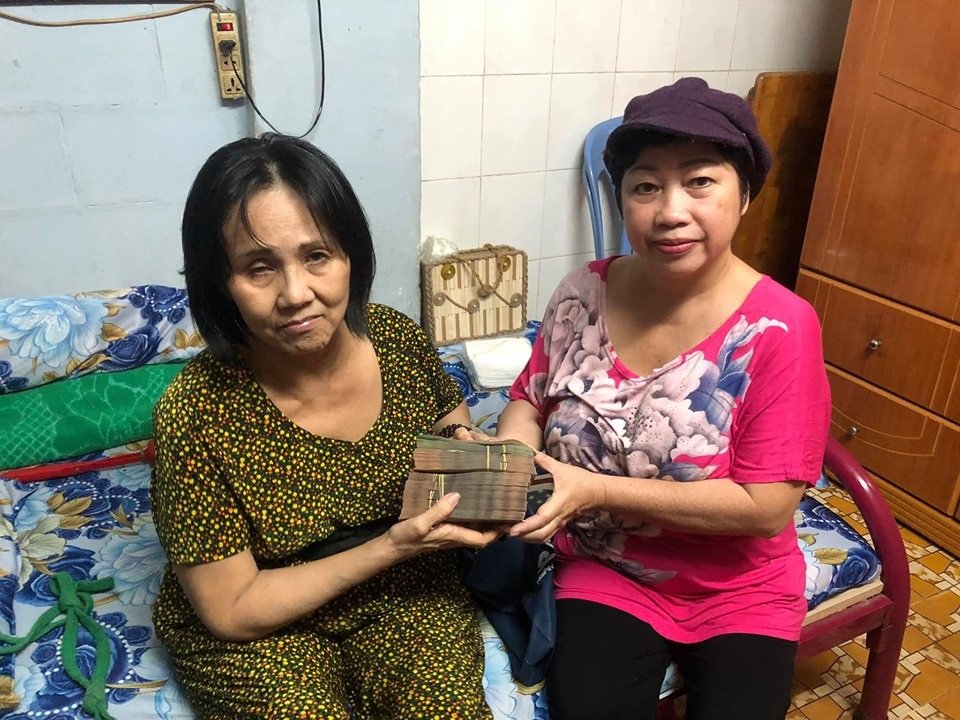 Phi Phụng đến thăm, trao số tiền quyên góp 150 triệu đồng từ các mạnh thường quân tới nghệ sĩ Hoàng Lan.