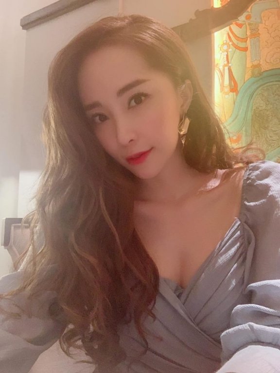 Vừa qua, Quỳnh Nga còn vướng tin đồn là kẻ thứ 3 phá vỡ hạnh phúc gia đình nam diễn viên Việt Anh. Sau đó, người đẹp đã lên tiếng phủ nhận: 