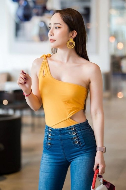 Với lợi thế vòng 1 và vòng eo nhỏ nhắn, Quỳnh Nga thường diện những trang phục cắt xẻ gợi cảm.