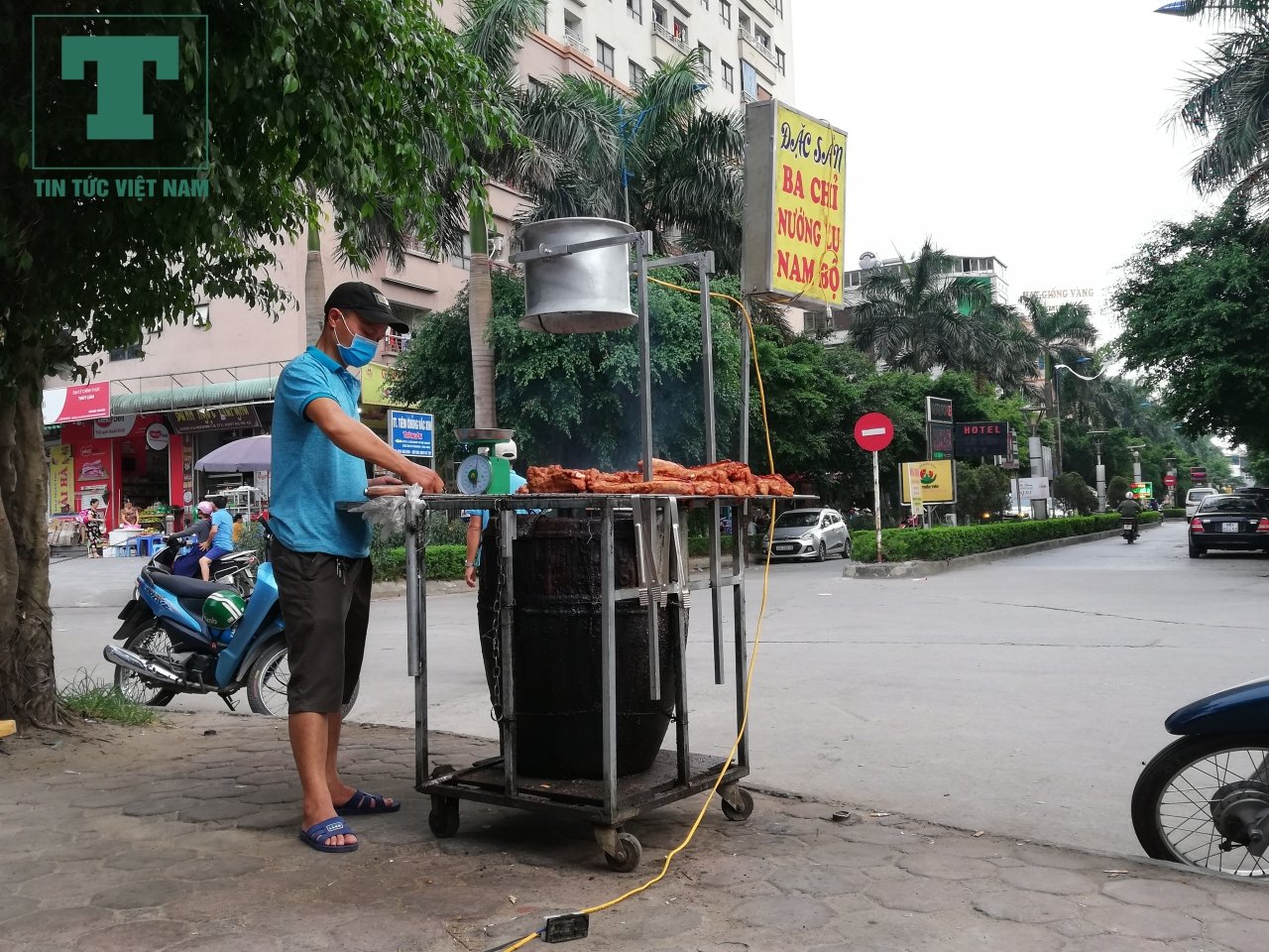 chung-cu-ong-le-thanh-than-cho-coc-quan-hang-lan-chiem-via-he