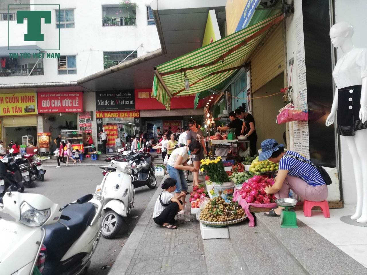 chung-cu-ong-le-thanh-than-cho-coc-quan-hang-lan-chiem-via-he