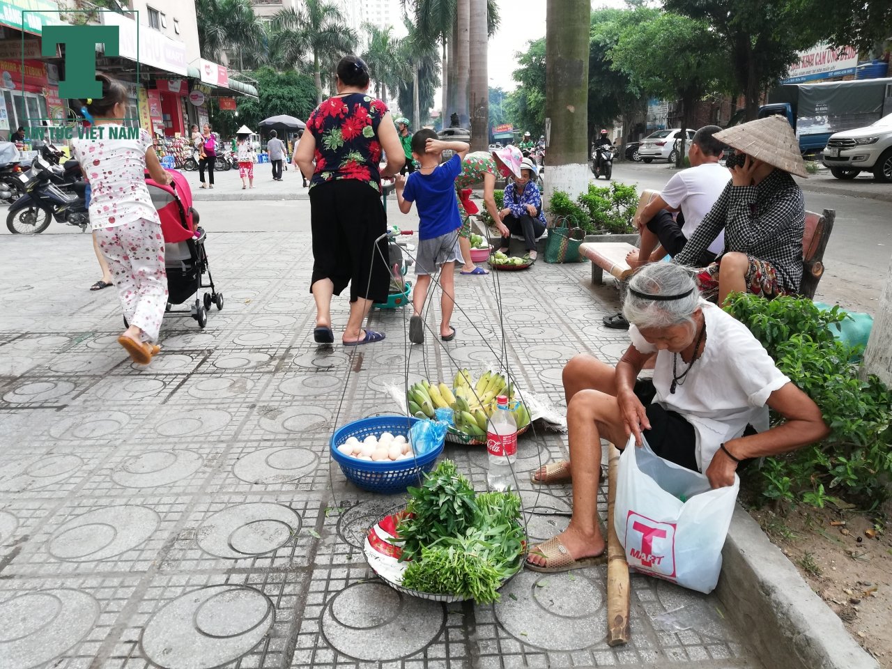 chung-cu-ong-le-thanh-than-cho-coc-quan-hang-lan-chiem-via-he