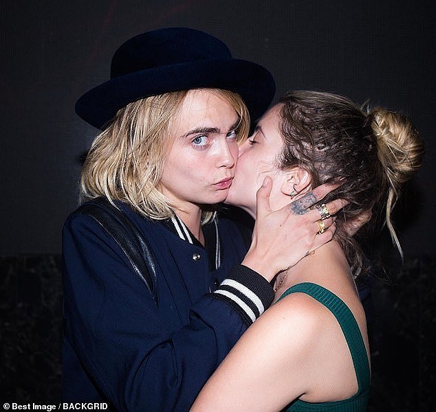 Trước đó, Cara Delevingne và Ashley Benson được cho là đã đính hôn khi hai người đeo nhẫn đôi. Tuy nhiên, cặp đôi không bình luận gì về tin đồn này.