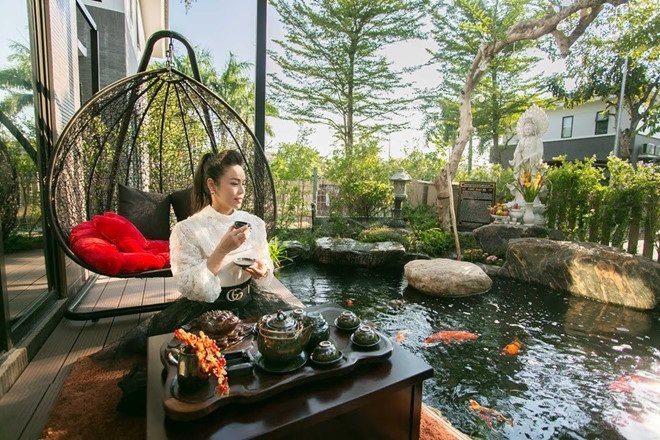 Ngoài việc đi hát, đi diễn, Nhật Kim Anh còn khá thành công trong lĩnh vực kinh doanh. Hiện, cô đang là bà chủ của 2 thương hiệu mỹ phẩm do chính mình sáng lập.Sau nhiều năm hoạt động nghệ thuật, người đẹp có khối tài sản đáng ngưỡng mộ. Đáng kể nhất chính là ngôi biệt thự sang trọng có cả hồ cá koi ở một khu đô thị cao cấp tại Bình Chánh (TP.HCM).