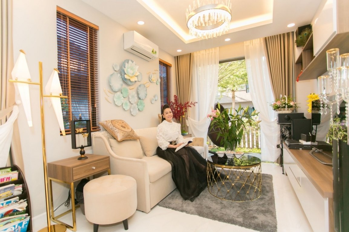 Căn biệt thự rất rộng rãi với nội thất được trang hoàng cầu kỳ, sang trọng. Được biết, nơi đi chốn về của giọng ca