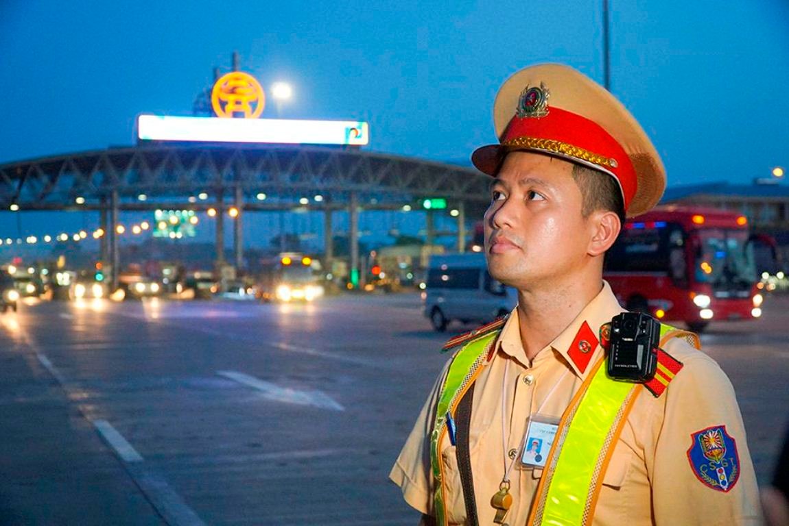 Hình ảnh chiến sĩ CSGT cùng chiếc camera trước ngực.